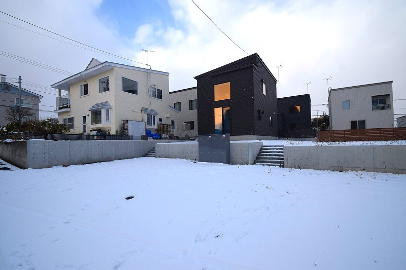 南沢2条2丁目[新築]の外観|小学校まで徒歩7分、中学校まで徒歩1分でお子様の通学もラクラク安心！