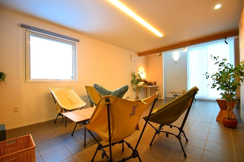 南沢2条2丁目[新築]の居間・リビング|リビング別角度！キッチン・給湯・暖房は個別プロパンです！経済的なエコジョーズ完備◎