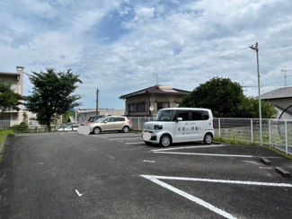 【駐車場】 | 敷地内駐車場は月々3,000円とリーズナブルな価格も嬉しい♪ 最新の空き状況はお問い合わせください