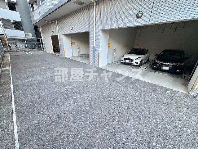 マリオン城西の駐車場