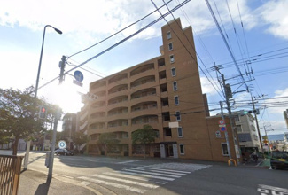 【外観】 | 高宮駅まで徒歩14分。徒歩3分のバス停からバスも出ています。学校も近く、徒歩圏内に買い物施設が充実しているので子育て中のファミリーにおススメの好立地です