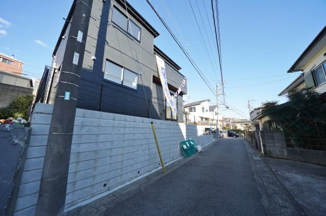 【横浜市旭区四季美台58-1新築戸建て】★仲介手数料無料★（本宿小学校・本宿中学校）の前面道路含む現地写真