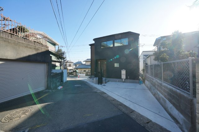 【横浜市旭区四季美台58-1新築戸建て】★仲介手数料無料★（本宿小学校・本宿中学校）の前面道路含む現地写真