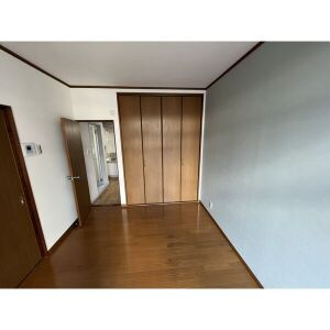駅西ビルの寝室