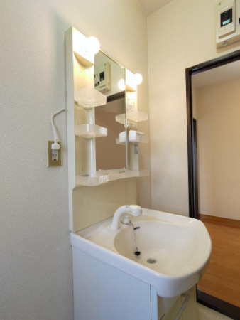 上津コーポE棟の洗面所|ゆったりとスペースのある洗面所