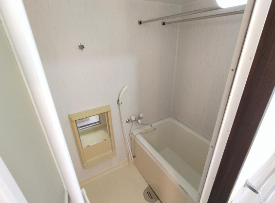 上津コーポE棟の浴室|落ち着いた空間のお風呂です