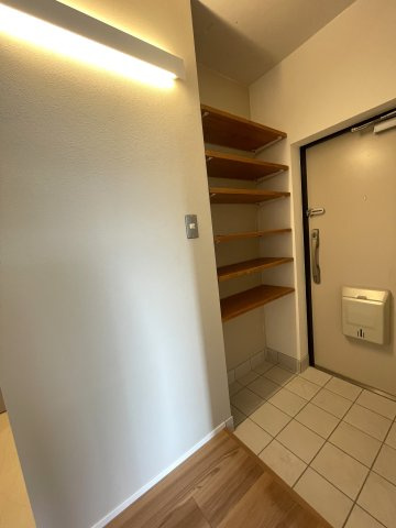鵜野森団地　M棟５０８号室の玄関