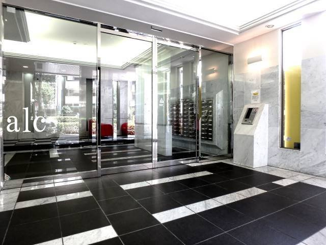 新宿区西新宿８丁目の賃貸マンションのエントランス|落ち着いたエントランスです