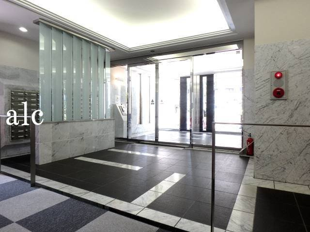 新宿区西新宿８丁目の賃貸マンションのロビー|清潔なロビーです