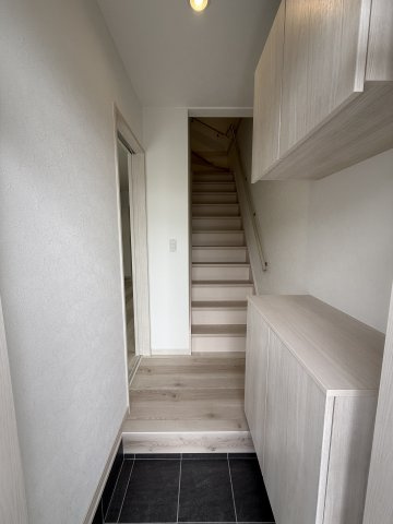 クラウンハイツ秋津町IV・アパート・95058の玄関