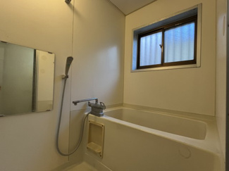 【浴室】 | 葛飾区奥戸９（小岩駅）1480万円 | 浴室には換気のできる窓がついています