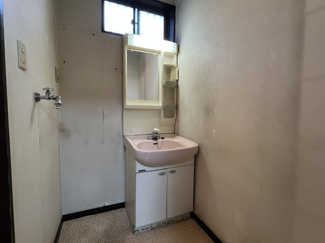 【独立洗面台】 | 葛飾区奥戸９（小岩駅）1480万円 | 上部の窓から入る自然光で明るい洗面脱衣室