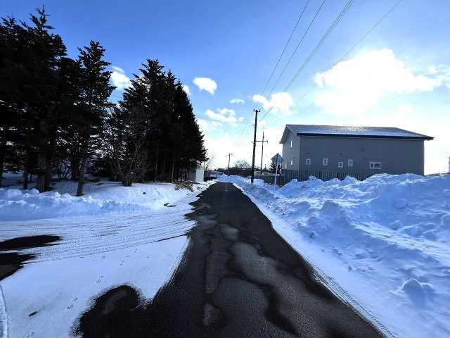 標津町南4条東1丁目　土地の前面道路含む現地写真