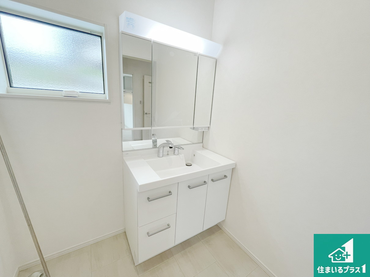 神戸市垂水区つつじが丘　新築一戸建ての独立洗面台|清潔感のある洗面台です。フラットな鏡は掃除がしやすく毎日清潔！鏡裏には収納があるのでスッキリとした洗面台が保てます。