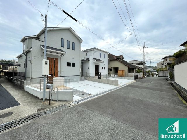 神戸市垂水区つつじが丘　新築一戸建ての前面道路含む現地写真|周辺は閑静な住宅街！前面道路広々で車の出し入れも便利です。駐車が苦手な方でも安心して車庫入れできます！