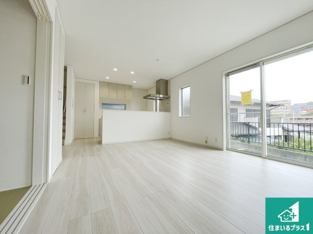 神戸市垂水区つつじが丘　新築一戸建ての居間・リビング|日当たり良好の明るいリビングで朝の目覚めもスッキリできそう！対面キッチンでご家族のコミュニケーションも自然と増える設計！小さなお子様が遊ぶスペースを作っても広々とくつろげるLDK！