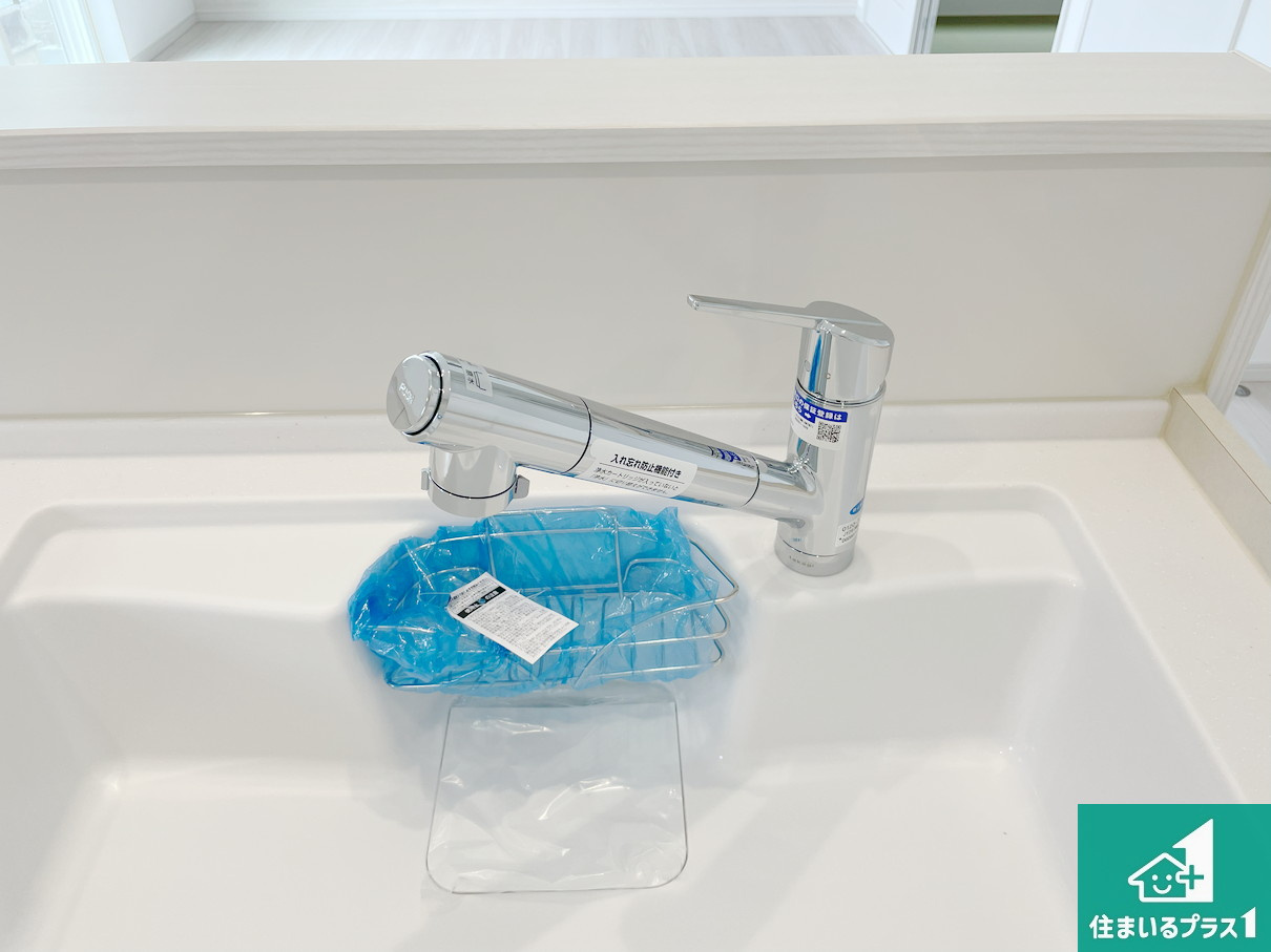 神戸市垂水区つつじが丘　新築一戸建ての設備|浄水器を内蔵！炊飯時、お茶を作る時に安心してお水を使えます！お湯と冷水、浄水と原水、シャワーの切替えもワンタッチです！