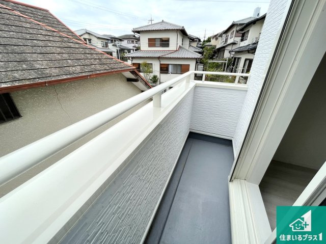 神戸市垂水区つつじが丘　新築一戸建てのバルコニー|南側に面したバルコニーですので明るい日差しを取り込み洗濯物をしっかり乾かしてくれます。
