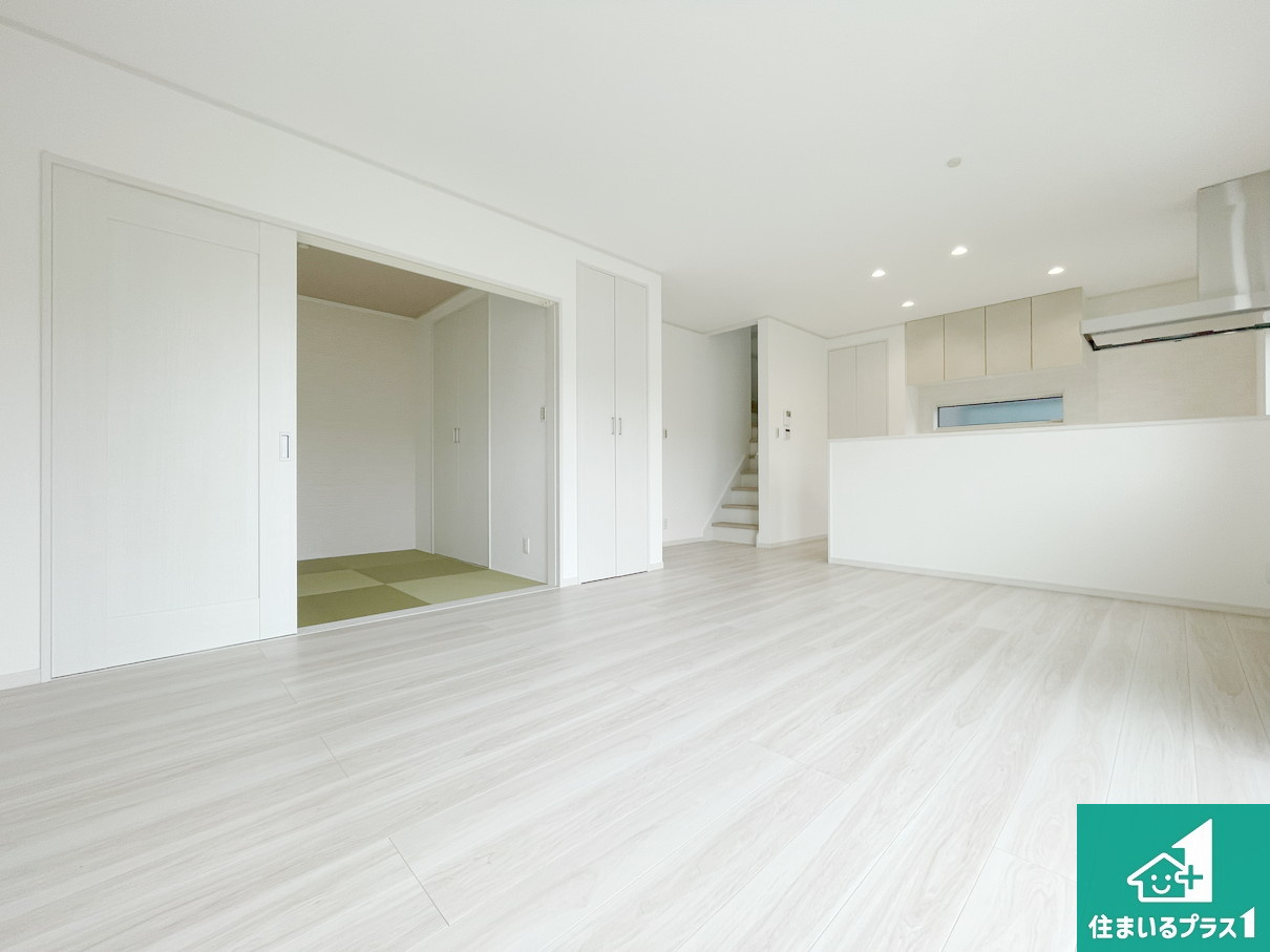 神戸市垂水区つつじが丘　新築一戸建ての居間・リビング|シンプルなリビングは、観葉植物等のインテリアを楽しめますね！パパ好みにも、ママ好みにも家具次第で雰囲気を変えることができます！