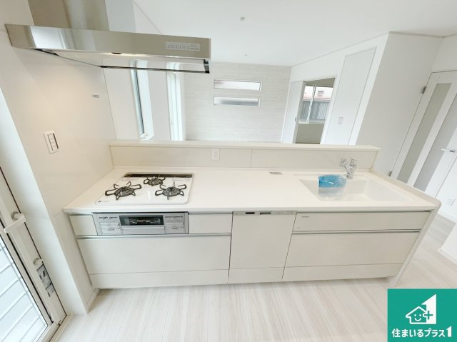 神戸市垂水区つつじが丘　新築一戸建てのキッチン|リビングと統一感があり、使い勝手のいいキッチン。広々としているので、二人並んで作業が出来ちゃいます。お子様と一緒に色々なお料理に挑戦できるスペースがあります。