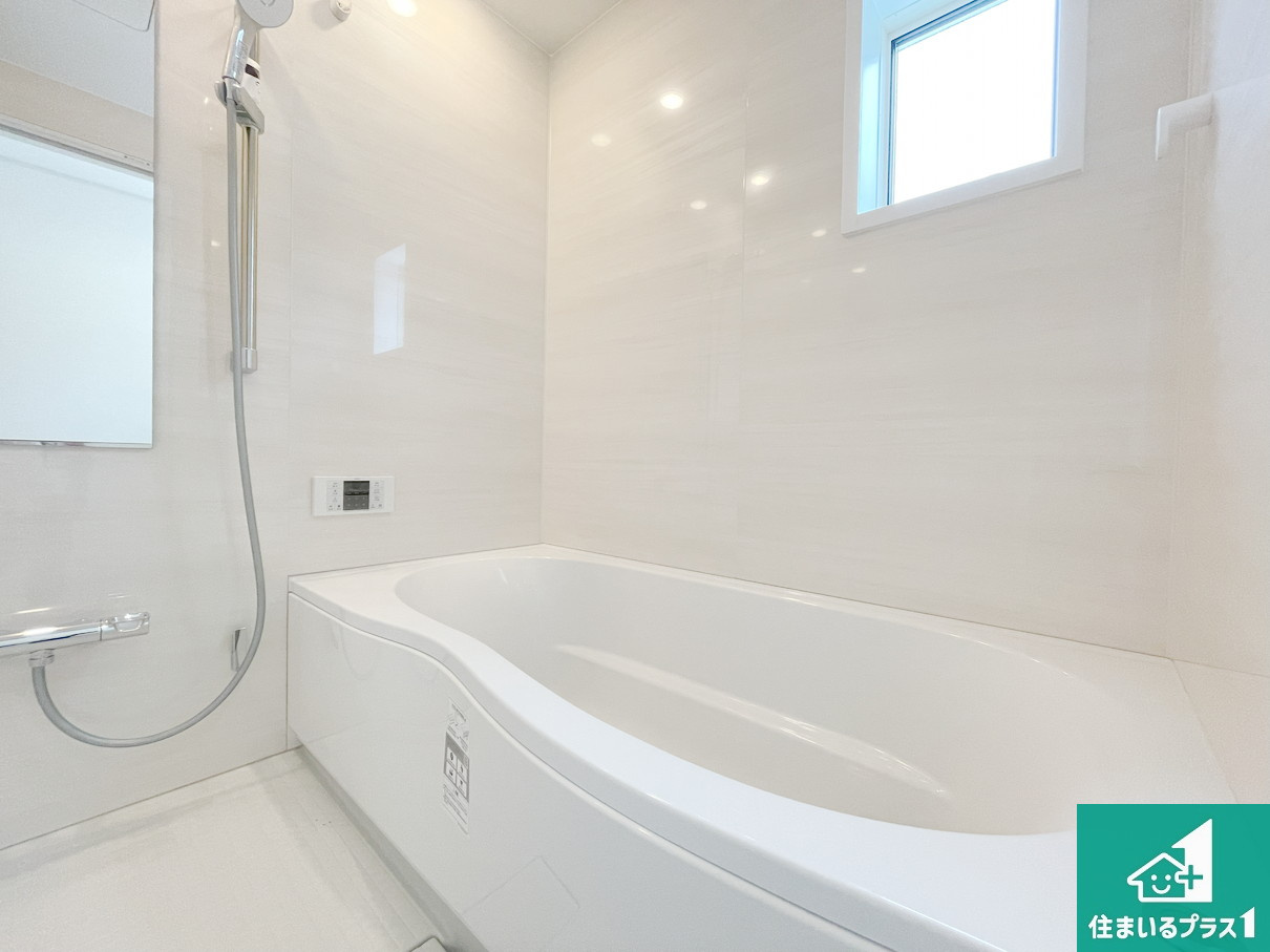 神戸市垂水区つつじが丘　新築一戸建ての浴室|足をゆったり伸ばして寛げる浴槽です。窓が設けられていますので差し込む光が明るく穏やかな雰囲気にしてくれます♪浴室乾燥機も設置しているので、雨の日の洗濯物も安心です♪