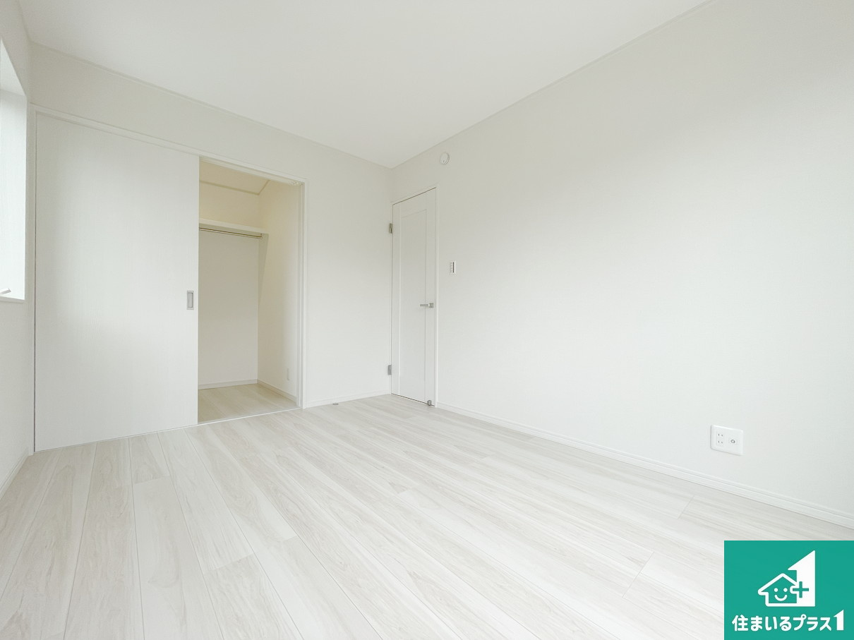 神戸市垂水区つつじが丘　新築一戸建ての洋室|収納スペースが充実しているので子供の成長に合わせてたくさん収納ができます！家族構成に合わせた様々な活用ができる収納！