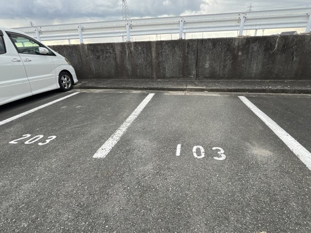 クレストヨコセキの駐車場