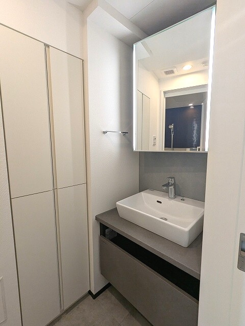 ルジュール神田須田町の洗面所|トイレと独立洗面室、洗面台の下にヘルスメーターストックあります