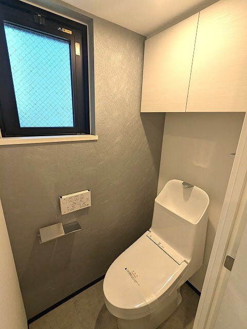 ルジュール神田須田町のトイレ|ペーパーホルダーにスマホストレージ付の温水洗浄便座です