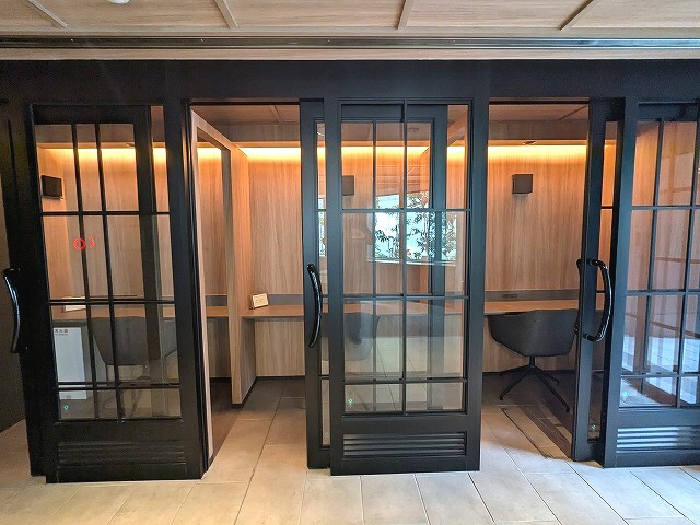 ルジュール神田須田町のロビー|ロビーにWi-Fi完備の個別ワークスペースあります