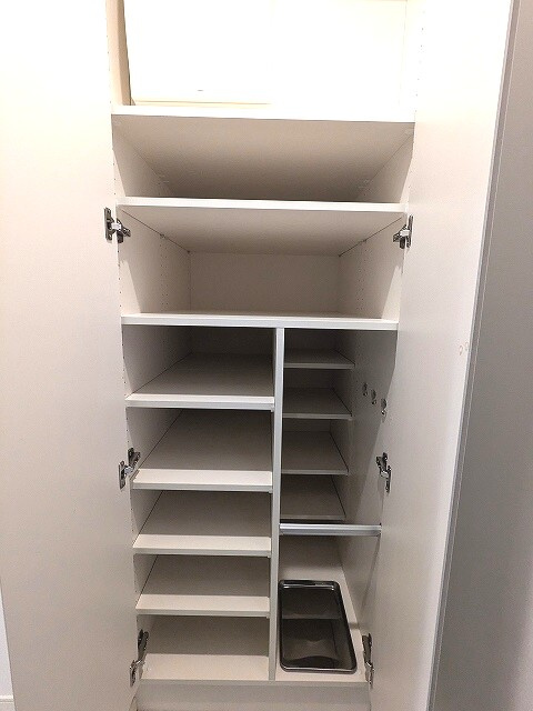 ルジュール神田須田町の設備|傘入れ付きの収納豊富なトールタイプのシューズＢＯＸです