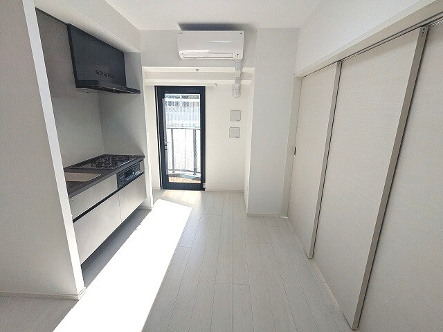 ルジュール神田須田町の設備|南向き日当り良好です、リビングにエアコンと照明付きです