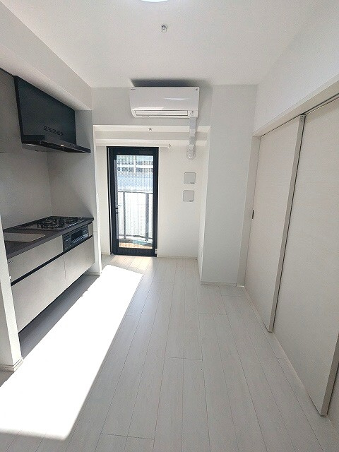 ルジュール神田須田町の設備|南向き日当り良好です、リビングにエアコンと照明付きです