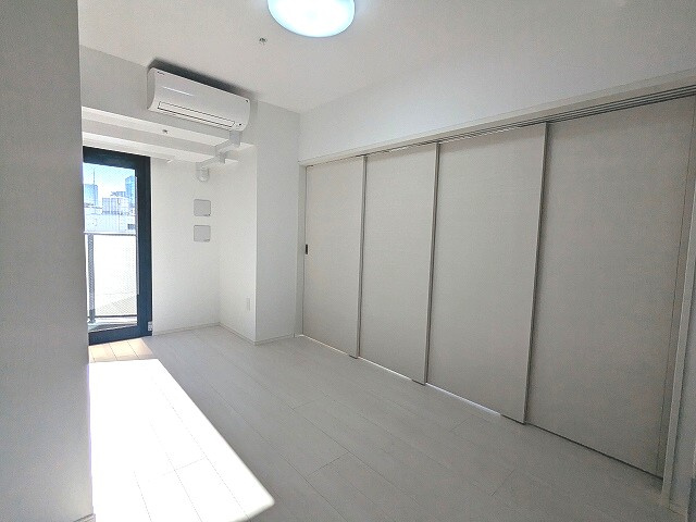 ルジュール神田須田町の設備|5帖洋室、リビングにエアコンと照明付きです