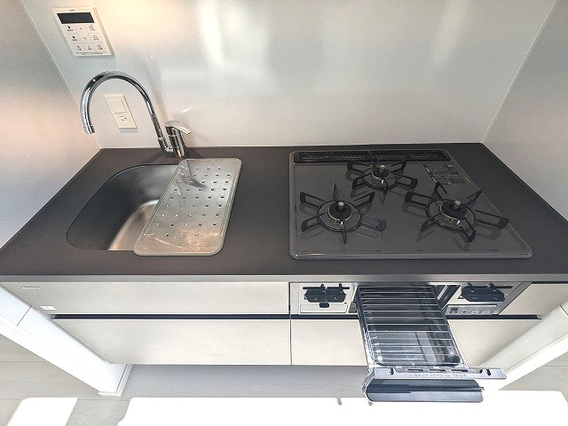 ルジュール神田須田町の設備|グリル付ガス3口システムキッチン、瀟洒でお手入れ楽なガラストップコンロ、温度調節やタイマー機能付きピピッとコンロ、スライドドアで楽に収納可能です