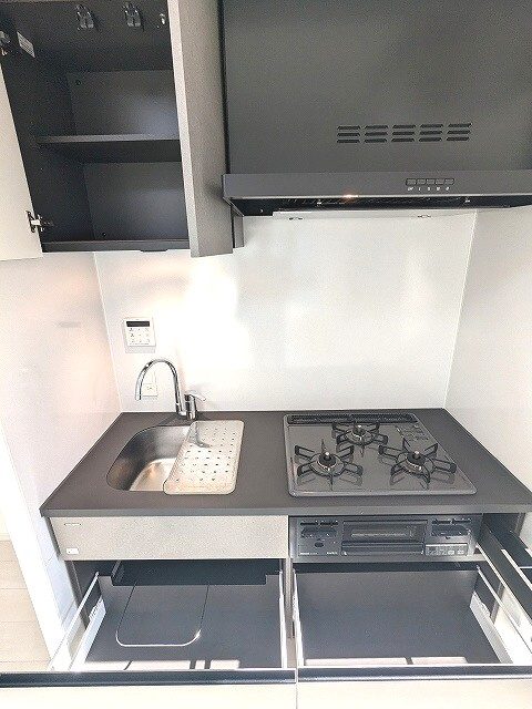 ルジュール神田須田町の設備|グリル付ガス3口システムキッチン、瀟洒でお手入れ楽なガラストップコンロ、温度調節やタイマー機能付きピピッとコンロ、スライドドアで楽に収納可能です