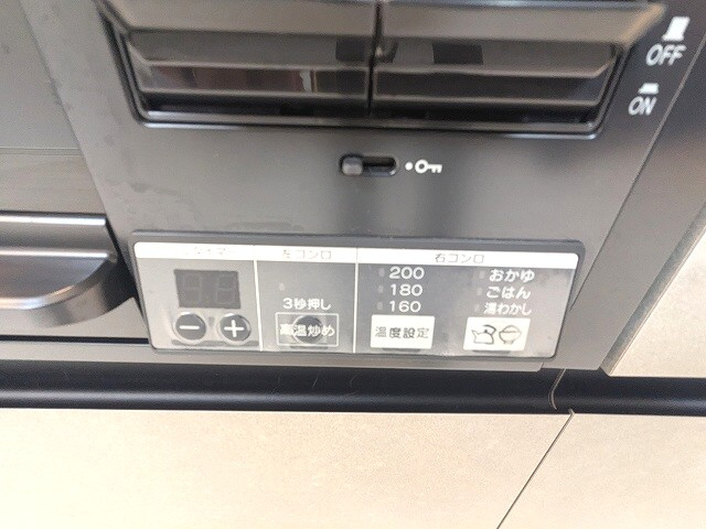 ルジュール神田須田町の設備|グリル付ガス3口システムキッチン、瀟洒でお手入れ楽なガラストップコンロ、温度調節やタイマー機能付きピピッとコンロ
