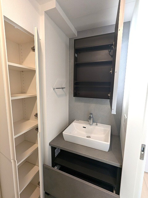 ルジュール神田須田町の設備|トイレと独立洗面室、洗面台の下にヘルスメーターストックあります