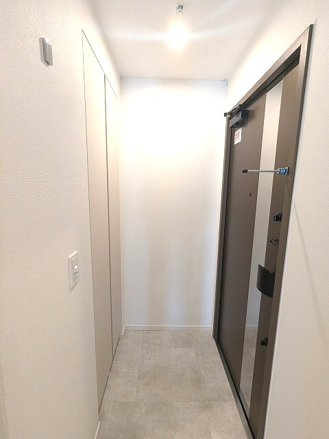 ルジュール神田須田町の設備|ディンプルキーのダブルロックセキュリティ、姿見鏡付きです、人感センサー玄関ライト付き