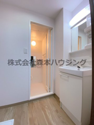 【洗面所】 | 　四條畷市美田町2-9テラス | 脱衣スペースもあります