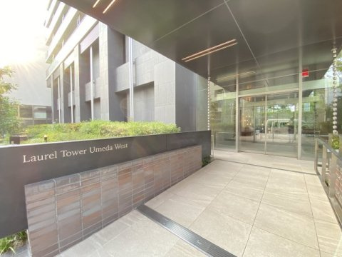ローレルタワー梅田ウエストのエントランス