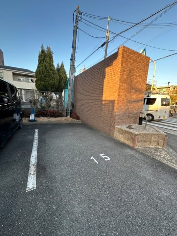 ジュネスト2番館の駐車場