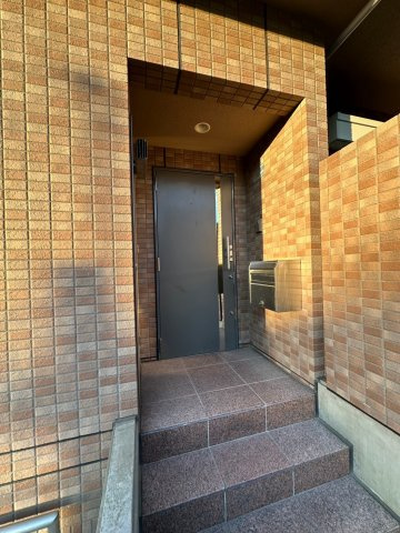 ジュネスト2番館のエントランス