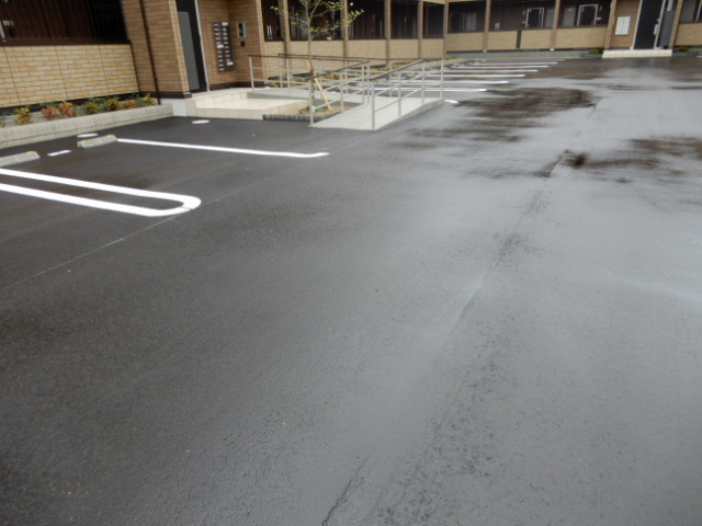 ロータス長町 A棟の駐車場