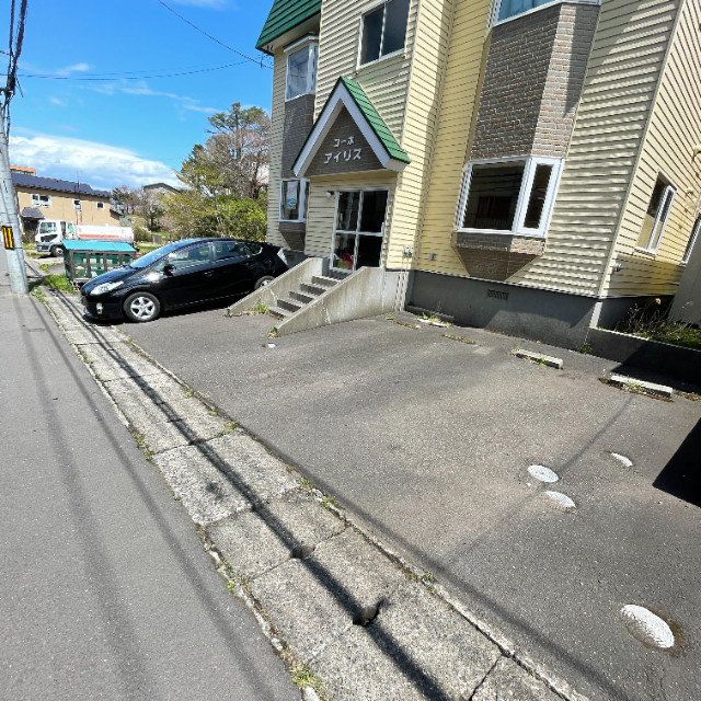コーポアイリスの駐車場