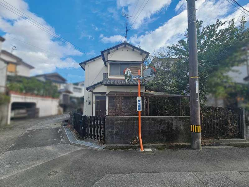 十津　中古戸建の前面道路含む現地写真