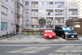 【駐車場】 | マンションの駐車場スペース。空きの有無や駐車料金、サイズ規定などについては、改めてお問い合わせください。～即日のご見学可能～　お問合せはお気軽にどうぞ。
