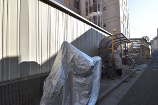 【駐車場】 | バイク置き場。空き区画の有無や駐輪料金、サイズおよび排気量規定などについては、改めてお問い合わせください。～即日のご見学可能～　お問合せはお気軽にどうぞ。
