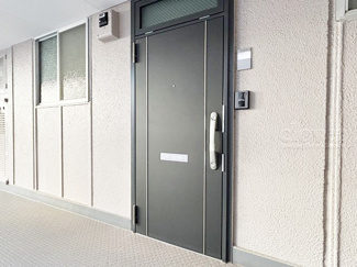 【その他共用部分】 | ダブルロック式の玄関ドアが皆様をお出迎え。お部屋のセキュリティの観点からも、うれしい設備ですね。玄関の色もシックで良い感じです。～即日のご見学可能～　お問合せはお気軽にどうぞ。