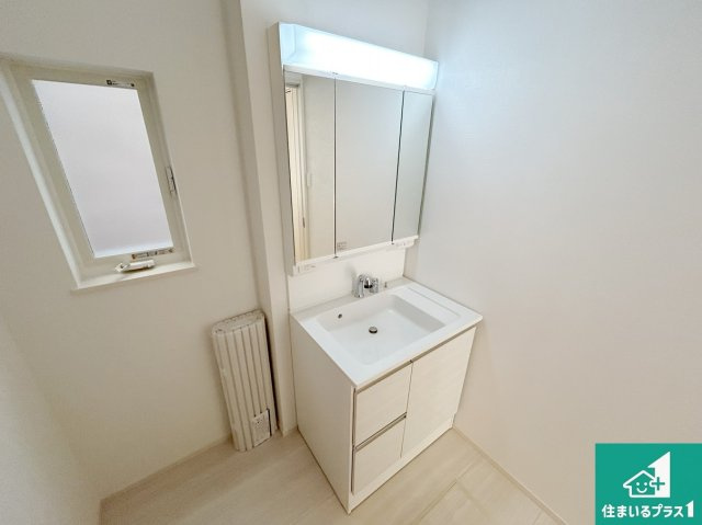 神戸市西区北別府　第10期　新築一戸建ての独立洗面台|清潔感のある洗面台です。フラットな鏡は掃除がしやすく毎日清潔！鏡裏には収納があるのでスッキリとした洗面台が保てます。